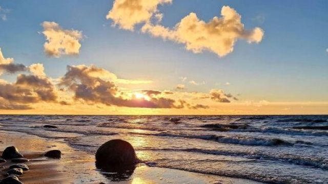 Spiaggia al tramonto &copy; Pixabay.