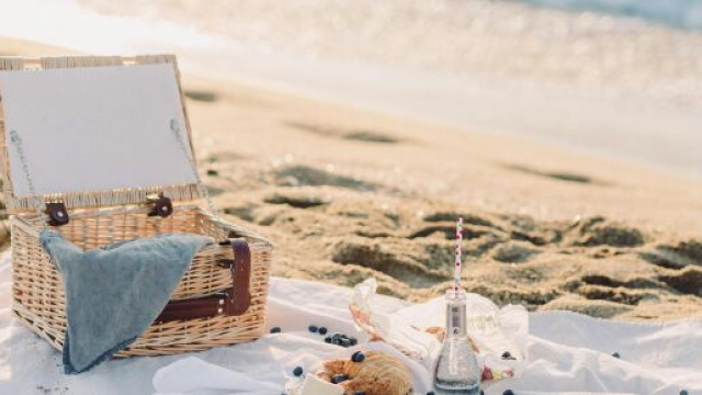 Pic nic sulla spiaggia &ndash; &copy; Pexels.