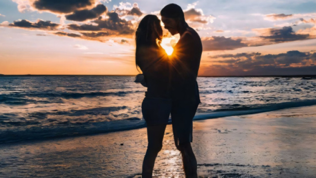 Coppia innamorata con mare e tramonto - &copy; Pixabay.