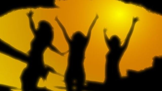 Silhouette di ragazze &copy; Immagine di Pixabay