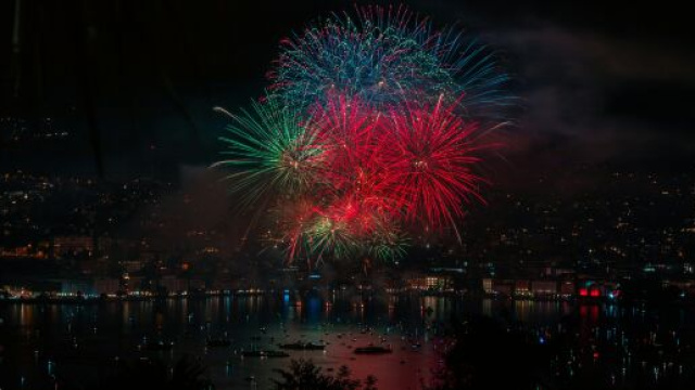 Fuochi d'artificio sul mare &ndash; &copy; Pexels.