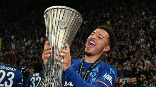 Jadon Sancho mentre solleva l'ultima Conference League &copy; Instagram sancho