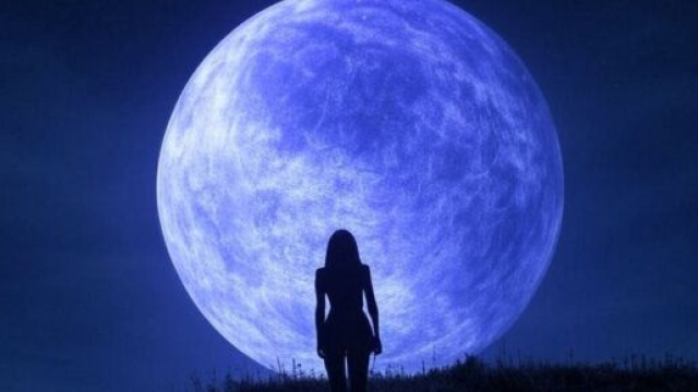 Donna che osserva la luna e le stelle dell'oroscopo &copy; Pixabay