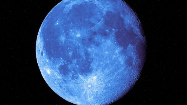 Una Luna blu nello spazio &copy; Pixabay.