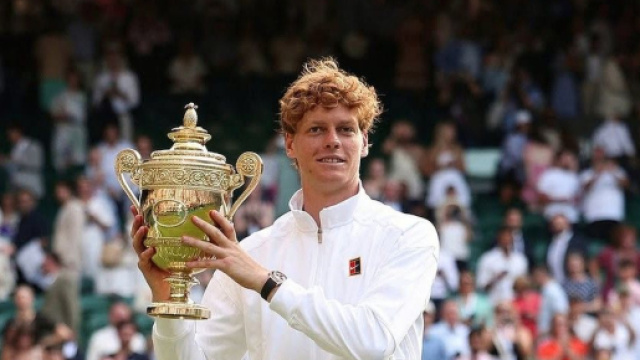 Jannik Sinner tiene in mano il trofeo vinto a Wimbledon 2025 &copy;janniksin