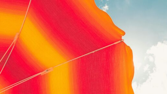 Ombrellone rosso e arancione &ndash; &copy; Pexels.