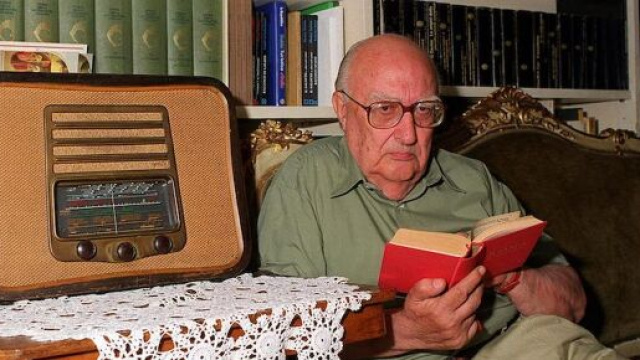 Andrea Camilleri nel 1998 impegnato a leggere &copy; Wikipedia