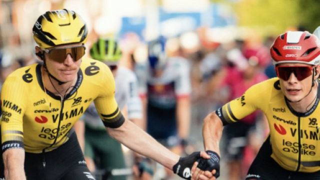 Il Team Visma durante una tappa della Vuelta in Italia &ndash; &copy; Instagram.