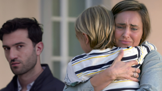 Un posto al sole, sullo sfondo Damiano (Luigi Miele), in primo piano Viola (Ilenia Lazzarin) e Antonio (Eduardo Scafora) &copy; Un Posto al Sole Rai