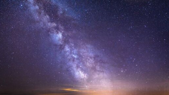 Una galassia di stelle in diagonale nel cielo @ Pixabay.