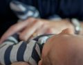 Genitori e bambini, prendere in braccio il neonato non lo vizia