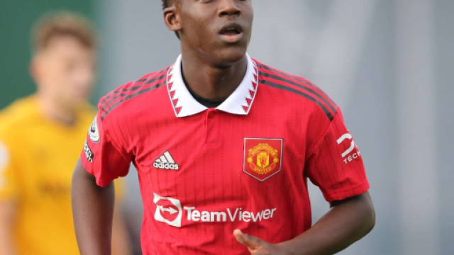 Kobbie Mainoo con la maglia del Man Utd