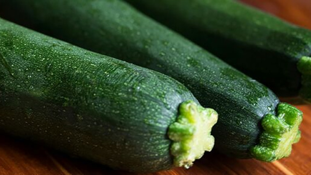Tre zucchine adagiate sul tagliere - Foto &copy; Pexels