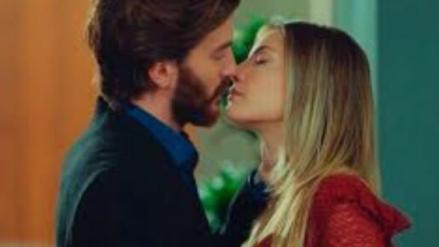 Kemal e Yildiz in una scena di Forbidden Fruit &copy; Mediaset