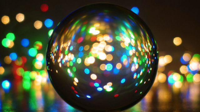 Luci e colori riflessi da una sfera di cristallo - &copy; Pixabay IA.