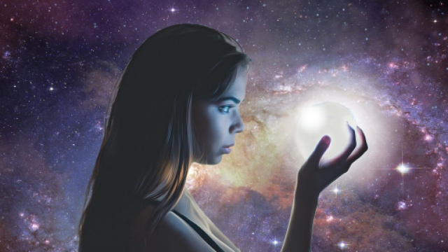 Ragazza fissa una sfera di cristallo lucente - &copy; Pixabay IA.