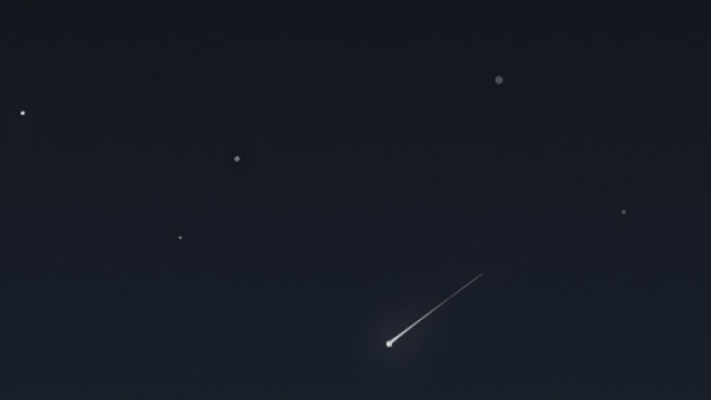 La Luna e una stella cadente (&copy; pixabay.com).