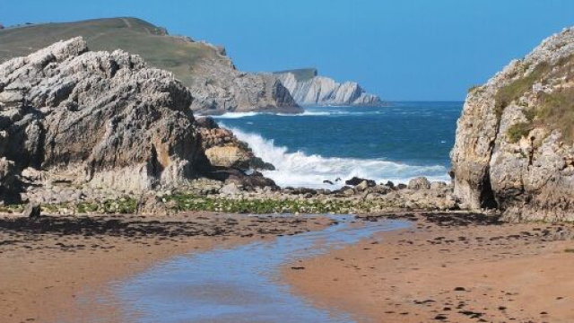 La Playa de la Arn&iacute;a, spiaggia della Cantabria, Spagna &ndash; &copy; Pixabay.