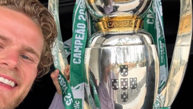 Morten Hjulmand con la coppa de la Primeira Liga &copy; Instagram