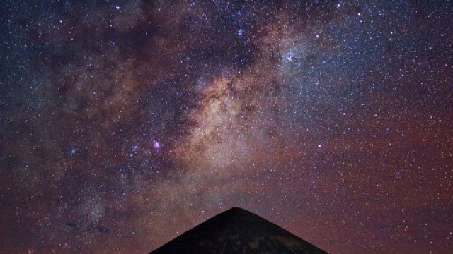 Il cielo stellato sopra la cima di una montagna &copy; Pixabay