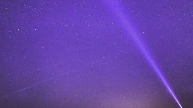 Luce che illumina il cielo stellato &ndash; &copy; Pixabay.