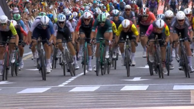 La volata tra Viviani e Philipsen &ndash; &copy; Screenshot Eurosport.