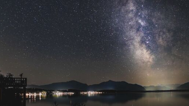 Panorama con lago e montagne sotto un cielo di stelle &copy; Pixabay.