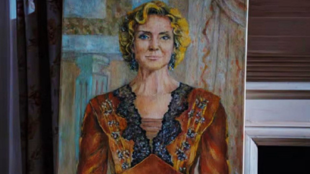 Cruz (Eva Martin) raffigurata in un ritratto &copy; La Promessa RTVE.