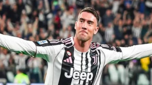 Dusan Vlahovic con la maglia della Juventus &copy; Instagram