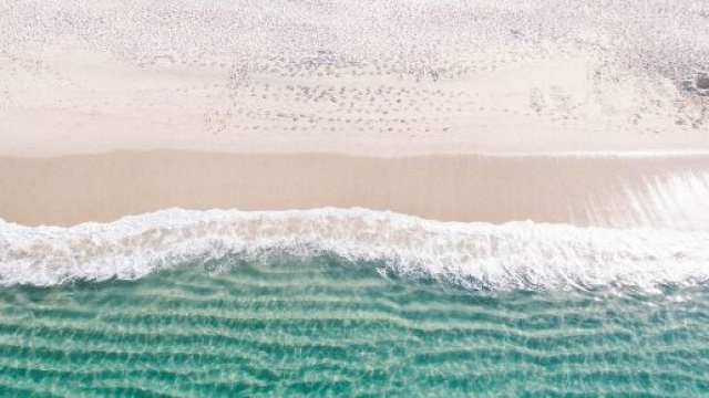 Onde del mare si infrangono sulla spiaggia &copy; Pixabay