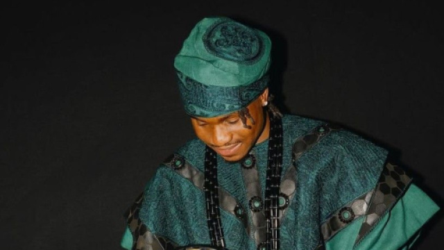 Una foto di Ademola Lookman con il Pallone d'Oro africano &copy; Instagram