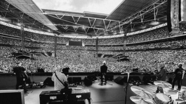 Gli Oasis durante un recente concerto (&copy; Facebook)