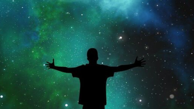 Un uomo che abbraccia l'universo &copy; Pixabay