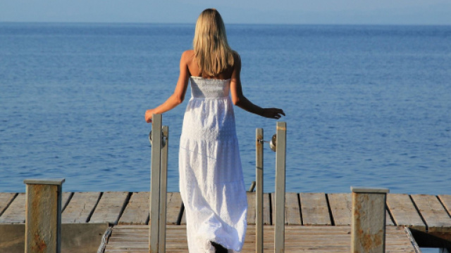 Donna intenta a osservare il mare &copy; Pixabay IA