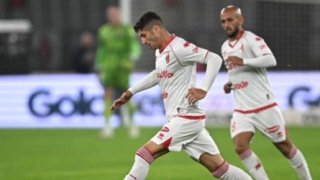 Giacomo Manzari con la maglia del Bari &copy; Instagram