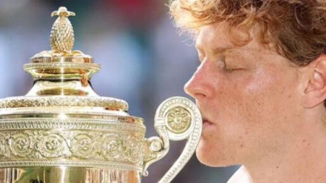 Jannik Sinner con il trofeo di Wimbledon &copy; Instagram