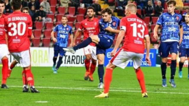Enrico Piovanello in azione con la maglia del Padova &copy; Instagram