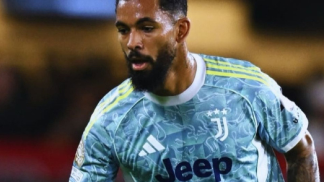 Douglas Luiz in azione con la Juventus &copy; Instagram