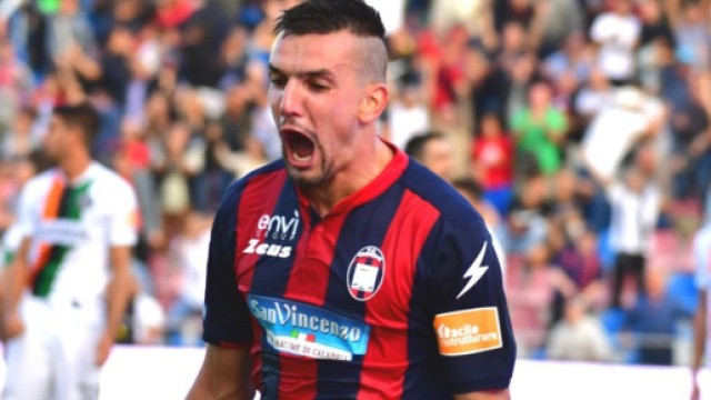 Vladimir Golemic con la maglia del Crotone &copy; Facebook