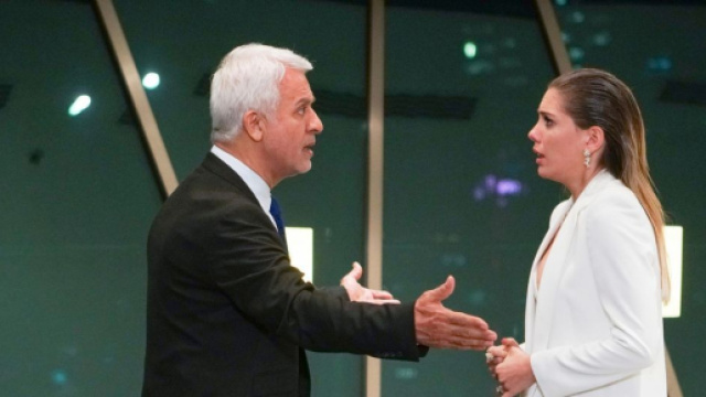 Talat Bulut (Halit Argun) e Eda Ece (Yıldız Argun) in una posa di Forbidden Fruit. &copy; Immagine Mediaset.