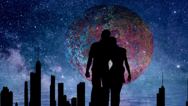 Silhouette di una coppia che si abbraccia in un paesaggio notturno stilizzato &copy; Pixabay IA