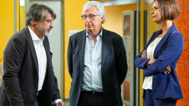 Gli attori Alberto Rossi, Paolo Siani e Valentina Pace in una posa de 'Il Paradiso delle signore'. &copy; Immagine Rai