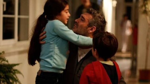 Nisan e Doruk riabbracciano Sarp. Screenshot La forza di una donna &copy; Canale 5