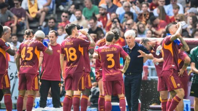 I calciatori giallorossi durante il cooling break in Roma-Torino &copy; asroma.com