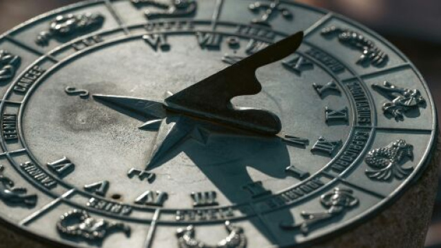 Orologio con segni dello zodiaco - &copy; Pexels