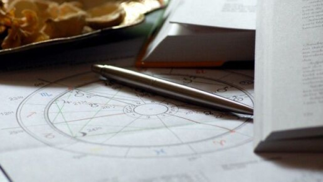 Penna e simboli dei segni zodiacali. Foto da &copy;Pixabay.