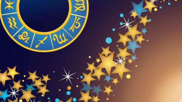 Sfondo etereo con ruota zodiacale e scia di stelle luminose &copy; Pixabay.