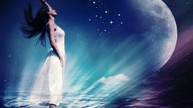 Donna che osserva la luna e le stelle dell'oroscopo &copy; Pixabay