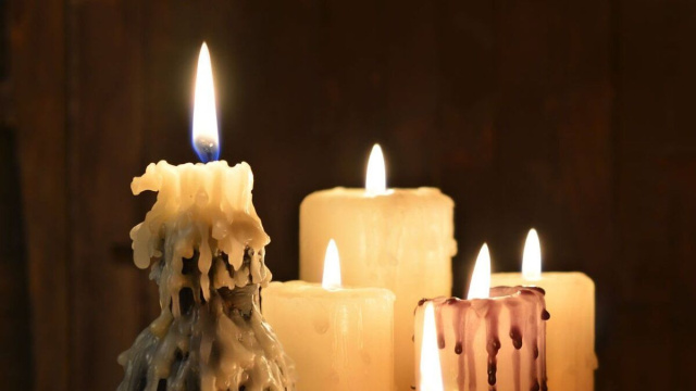 Candele accese - &copy; Immagine Pixabay
