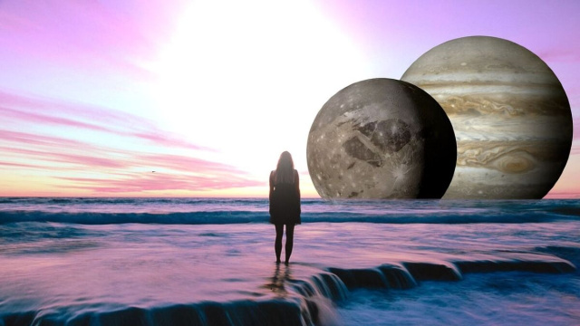 Donna che osserva la luna e le stelle dell'oroscopo &copy; Pixabay.